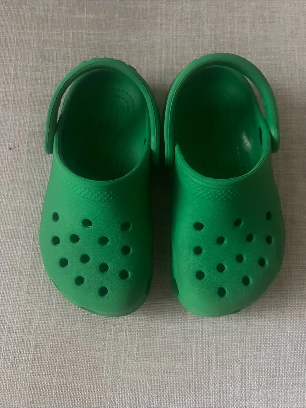 CROCS classic green kids clogs, boys/girls/unisex size 8, outdoors playground
